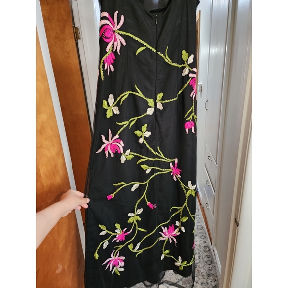 Spaghetti strap embroidered dress - Picture 2 of 5